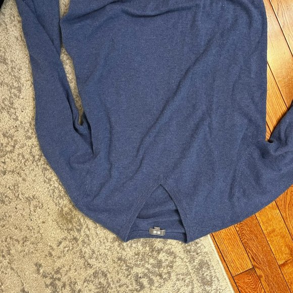 Uniqlo V-neck Cashmere Men's Sweaters (2 - Medium) - Picture 2 of 5